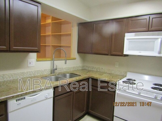Building Photo - 828 S Hacienda Dr