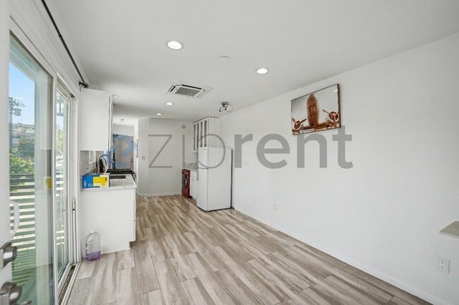 Building Photo - Unit