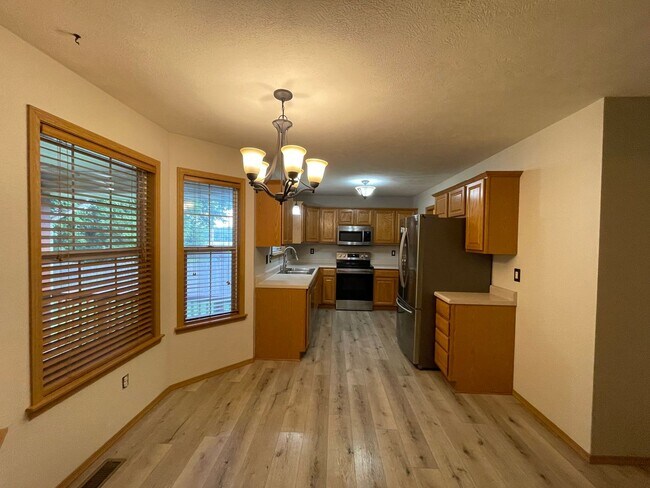 Building Photo - Charming Three Bedroom Two Bath Home in Republic School District!