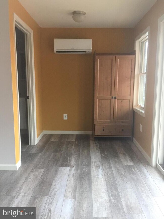 Foto del edificio - 8 W 4th St