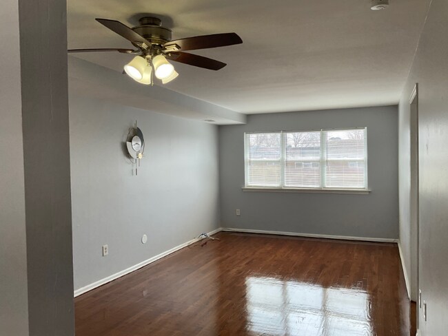 Building Photo - 291 College Dr