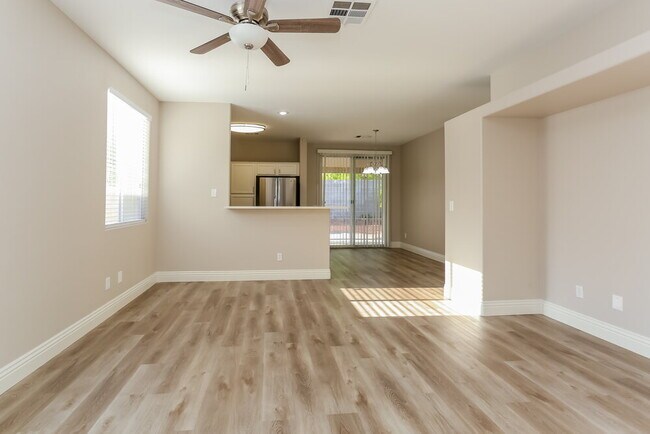 Foto del edificio - 8837 Medicine Wheel Ave