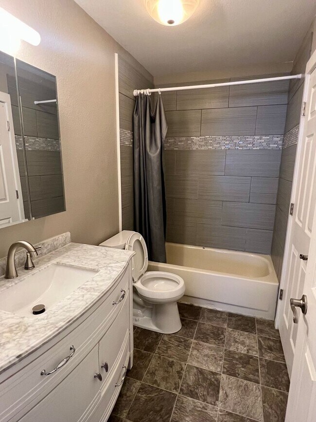 Foto del edificio - 4 bedroom, updated southside home