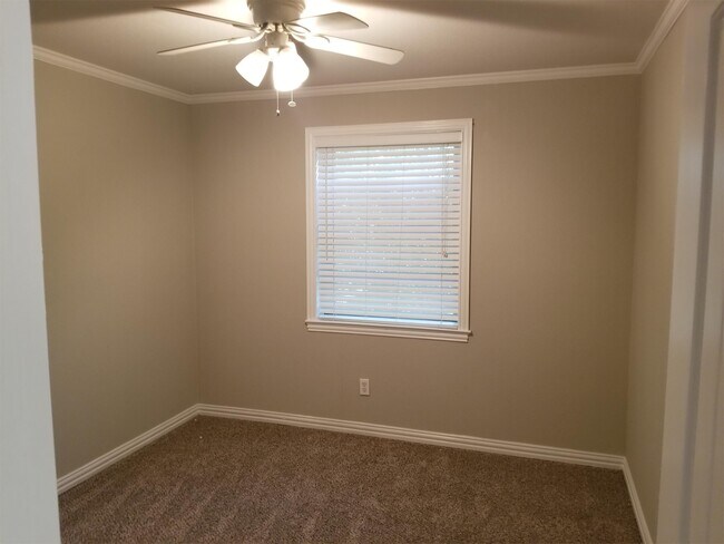 Foto del edificio - 4801 Harper Dr