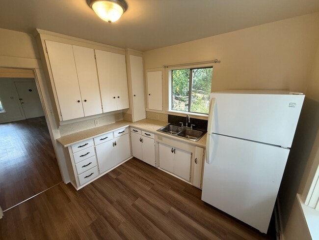 Building Photo - Lovely and Warm Home in Edmonds Available Now