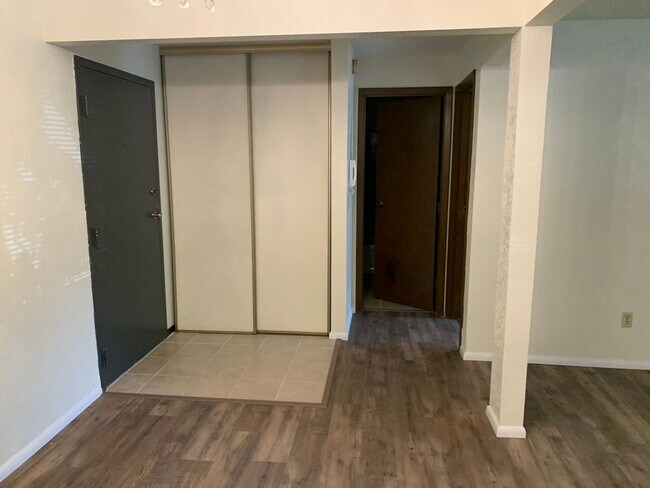 Foto del edificio - One month off rent!!!! Spacious well maint...