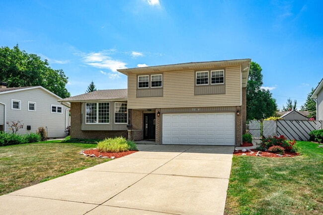 Building Photo - 1105 E Alder Ln