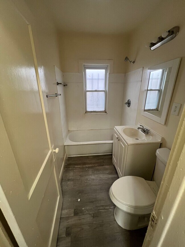 Building Photo - Cozy Westside Family Flat - Upper and Lower Units Available !