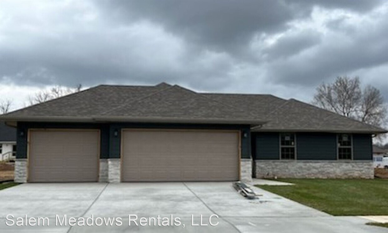 3 br, 2 bath House 4377 W Skyler House Rental in Springfield, MO