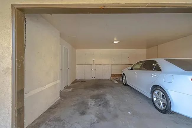 Building Photo - Charming 2-Bedroom Apartment with Updated ...