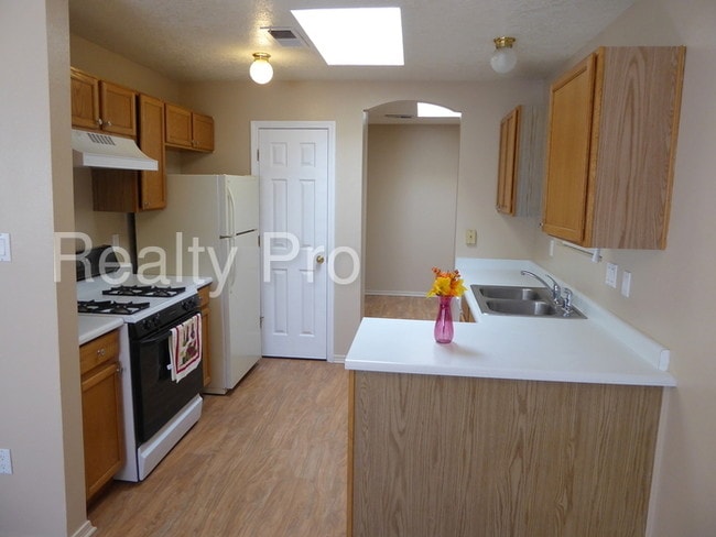 Building Photo - 304 Geraldine Loop SE