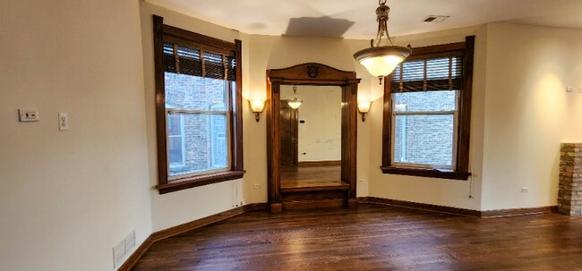 Foto del edificio - 3040 W Logan Blvd