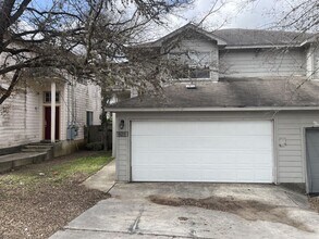 Building Photo - 826-828-828 Sagewood Trail