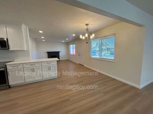 Building Photo - 1525 James St