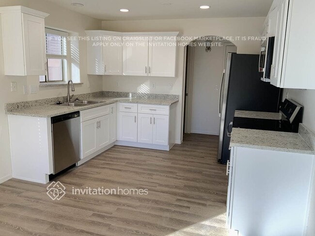 Building Photo - 12855 W Alvarado Rd