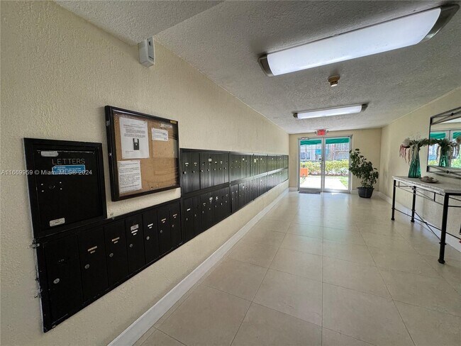 Building Photo - 9360 Fontainebleau Blvd