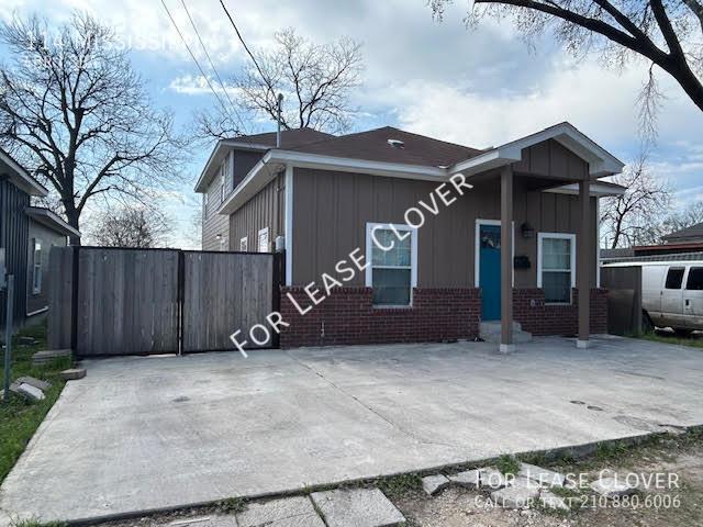 Building Photo - Denver Heights ****Half Off First Months R...