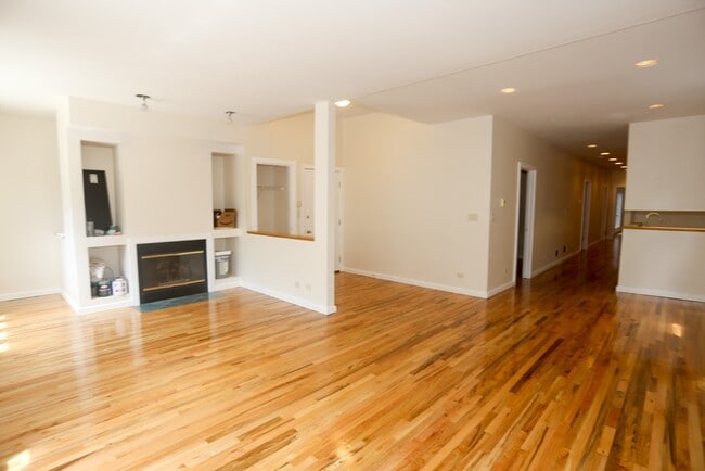 Building Photo - 3345 N Southport Ave