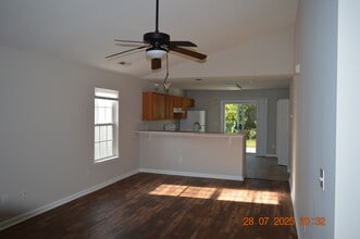 Building Photo - 869 Silvercrest Dr
