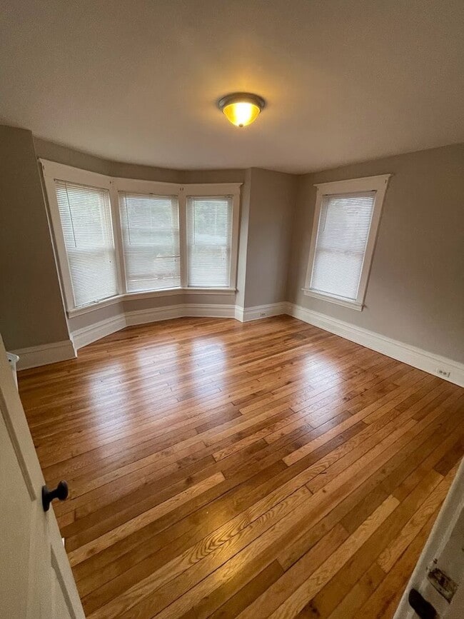 Building Photo - 3BR Townhouse