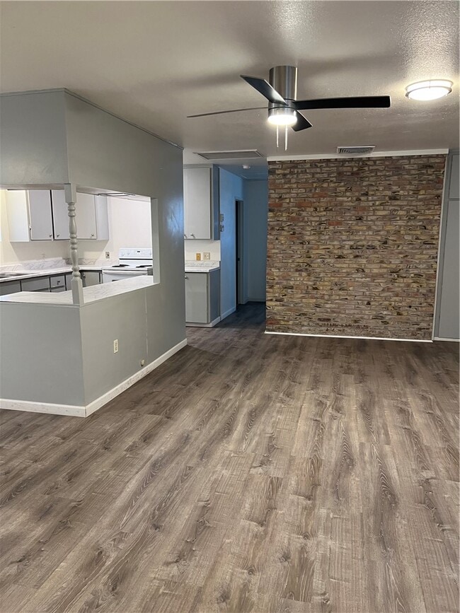 Building Photo - 2040 Swan Cove N