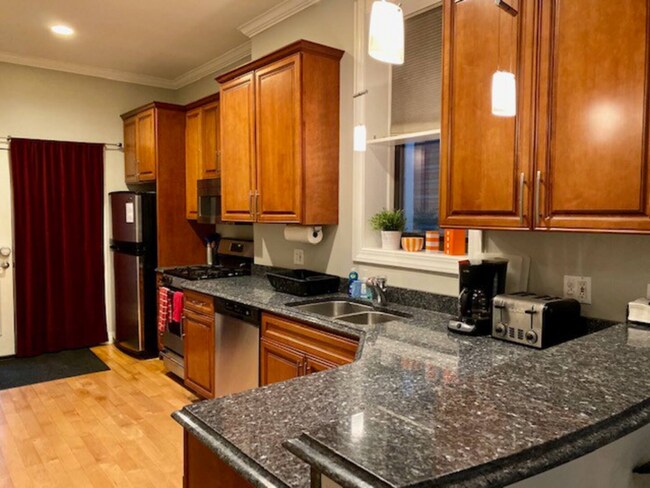 Photo - 1434 W Fletcher St Apartment