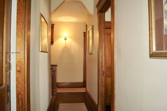 Building Photo - 304 S Lake St