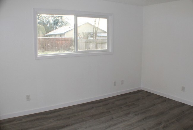 Building Photo - THREE BEDROOM CHARMER IN FIVE CORNERS