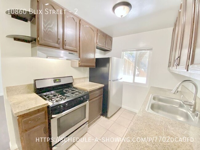 Building Photo - 10860 Blix St