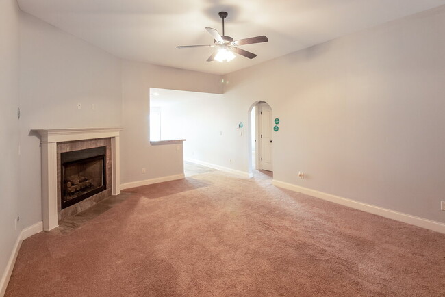 Foto del edificio - 3145 Pinetree Loop N