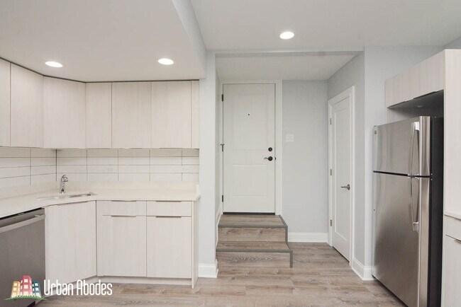 Building Photo - 7634 N Eastlake Ter