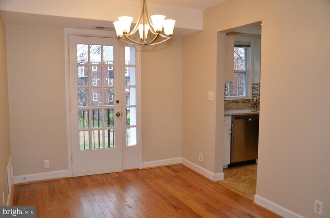 Building Photo - 3050 S Buchanan St