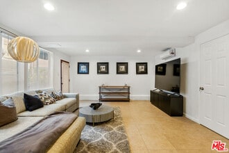 Building Photo - 917 N Curson Ave