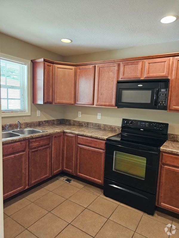 Building Photo - 228 Vanover Ln