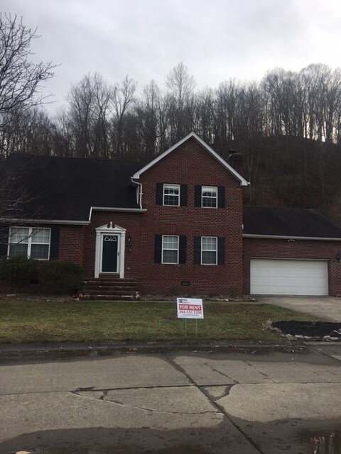 Foto principal - Four Bedroom Two and half bath brick home in Teays Valley