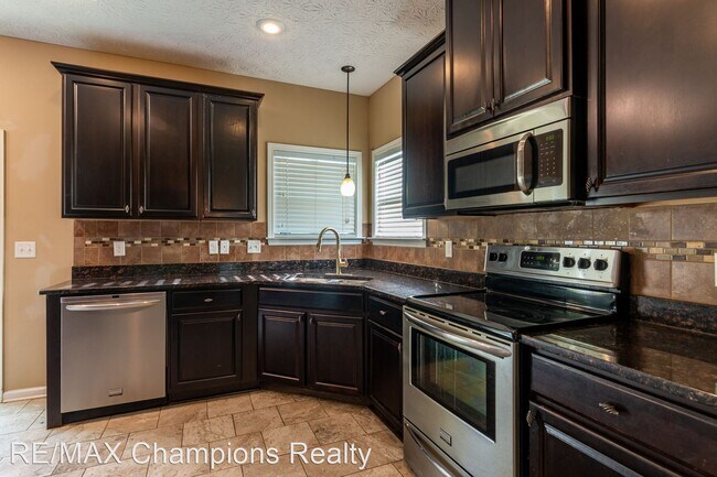 Building Photo - 3 br, 2.5 bath House - 5020 Sand Hill Dr