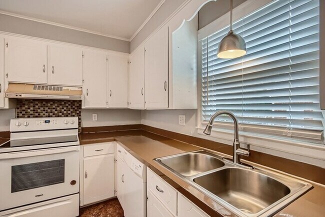 Building Photo - 11308 Gladewater Dr, Matthews, NC, 28105