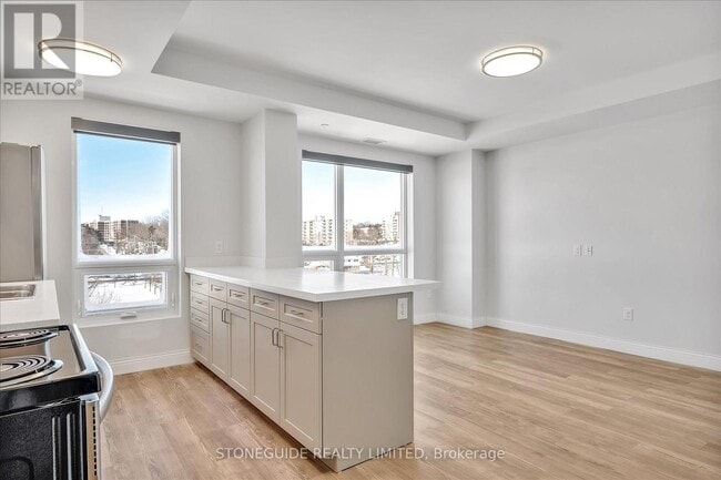 Building Photo - 555 Bonaccord St