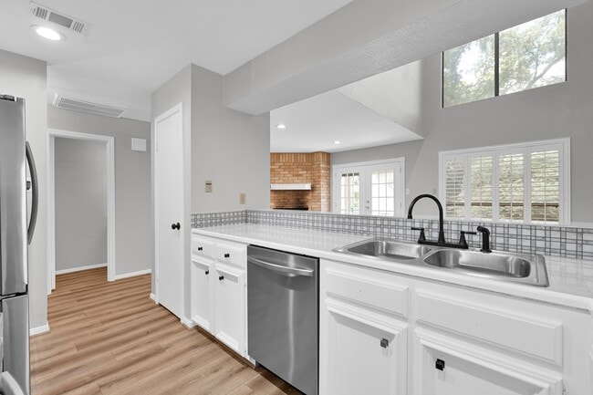 Foto del edificio - 3843 Knollcrest Dr