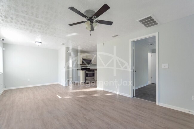 Foto del edificio - 4452 Bedivere Rd