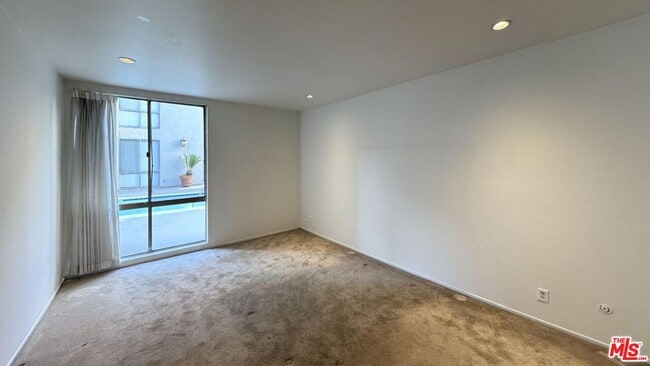 Foto del edificio - 1134 Alta Loma Rd