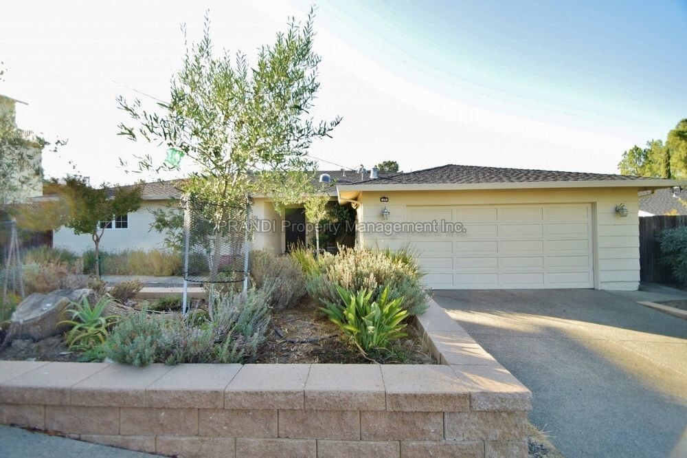 Foto principal - 19 Fowler Ct