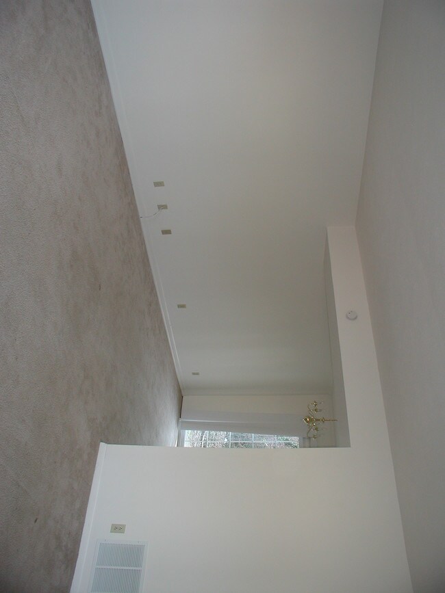 Foto del edificio - 107 Longwood Dr