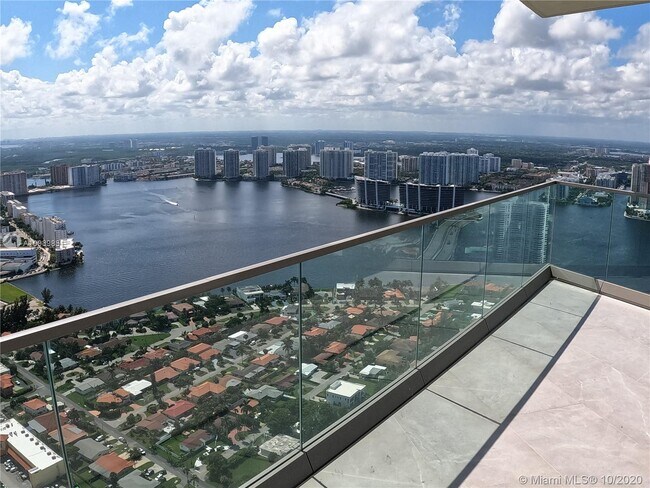 Foto del edificio - 18975 Collins Ave