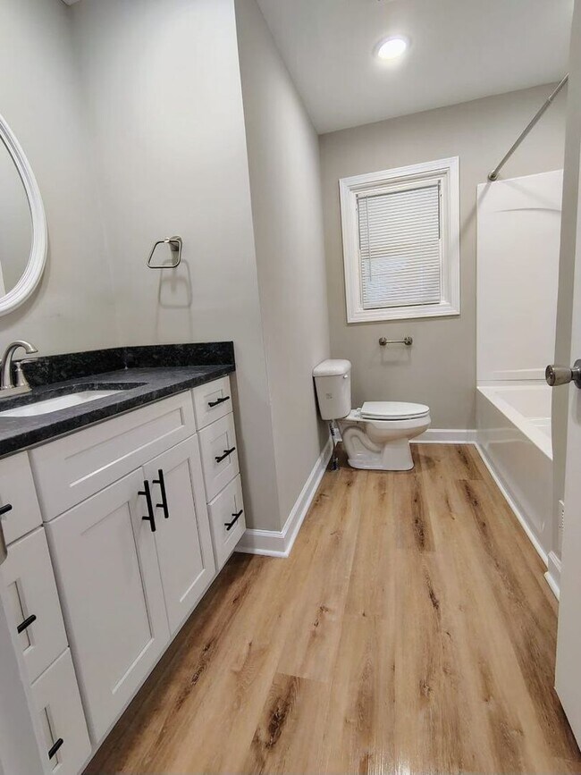 Foto del edificio - Completely Remodeled, Three Bedroom, One Bath Brick home in quiet subdivision.  Great Location