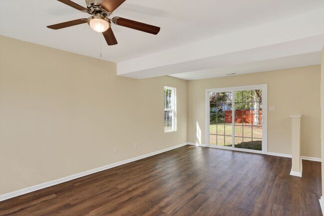 Foto del edificio - 713 Emerald Ct