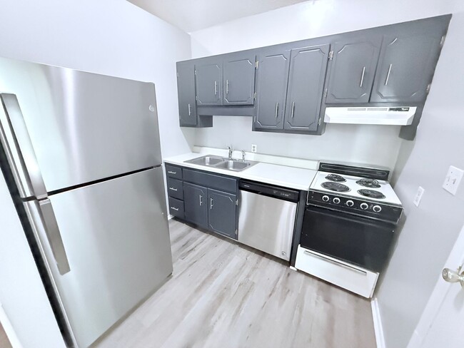 Building Photo - 2/2 House 1 mile from campus and the square