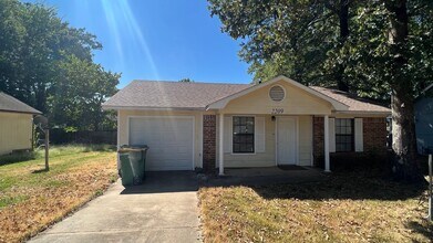Building Photo - 2209 S Hartford Cove