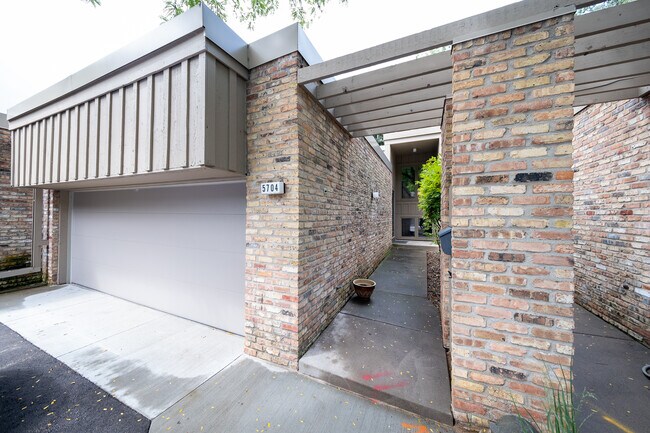 Foto del edificio - 5704 Duncan Ln