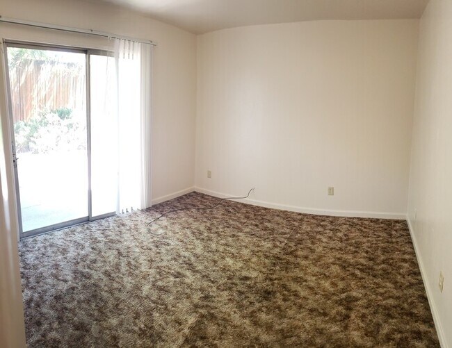 Foto del edificio - Large 1 bed 1 bath With patio area